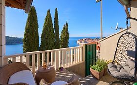 Purple Seaview Apartment